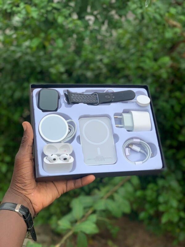 Image du pack Smartwatch 8 en 1 - Montre connectée, AirPods, chargeur MagSafe et chargeur iPhone