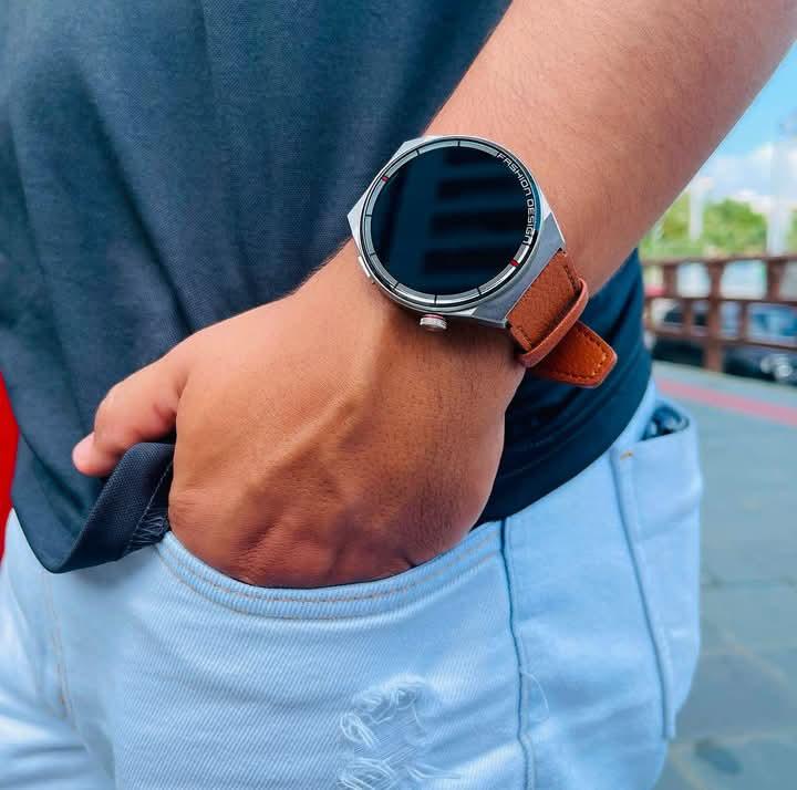 Image d'un homme portant une montre connecté H4