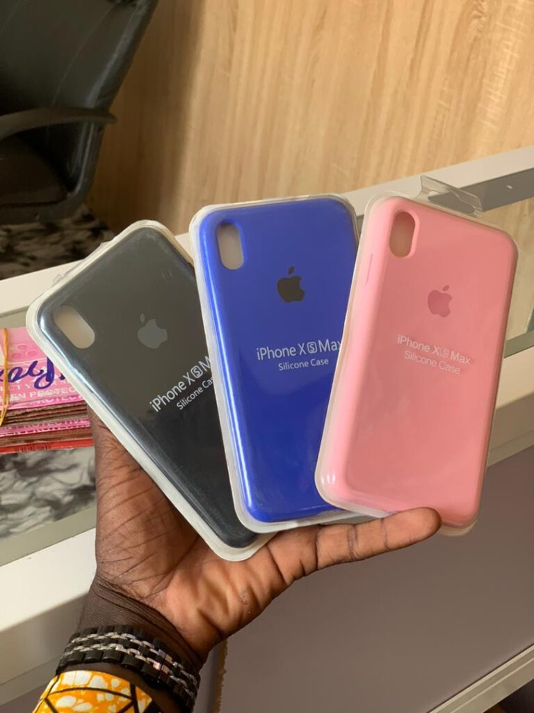 Coques et protections d’écran pour smartphones en vente au Bénin