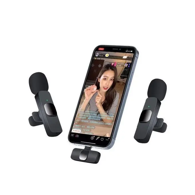 image d'un Un créateur de contenu portant un micro-cravate, en train d’enregistrer une vidéo avec son smartphone.